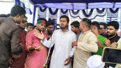 ফরিদপুরে পথসভায় বক্তব্য দিচ্ছেন নুরুল হক নুর