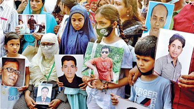 জাতীয় জাদুঘরের সামনে একটি সমাবেশে ‘গুম’ হওয়া ব্যক্তিদের সন্তানরা, ছবি: সংগৃহীত