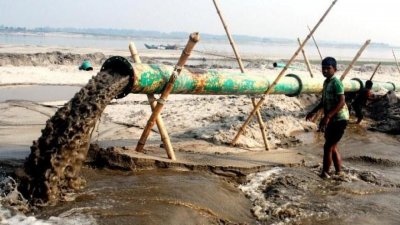 নদী থেকে বালু উত্তোলন