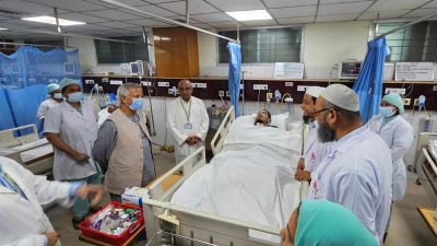 হাসপাতালে আহতদের খোঁজখবর নেন প্রধান উপদেষ্টা