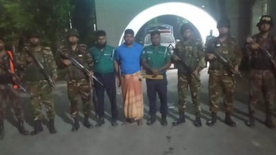 যৌথ বাহিনীর অভিযানে শ্রমিক লীগ নেতা গ্রেফতার (ছবি: বাংলা ট্রিবিউন)