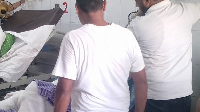 তাদেরকে প্রথমে চট্টগ্রাম মেডিক্যাল কলেজ হাসপাতালে নেওয়া হয়