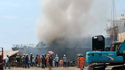 সীতাকুণ্ডে শিপ ইয়ার্ডে আগুন