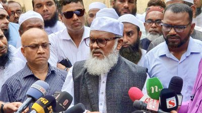 সাংবাদিকদের সঙ্গে কথা বলছেন অন্তর্বর্তীকালীন সরকারের ধর্ম উপদেষ্টা ড. আ ফ ম খালিদ হোসেন