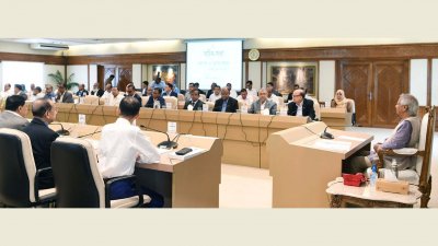 প্রধান উপদেষ্টা ড. মুহাম্মদ ইউনূস গত ৪ আগস্ট সচিবদের নিয়ে বৈঠক করেন (ছবি ফোকাস বাংলা)