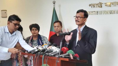 সাংবাদিকদের সঙ্গে কথা বলছেন পররাষ্ট্র উপদেষ্টা মো. তৌহিদ হোসেন