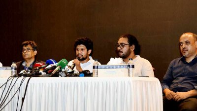 প্রেস ব্রিফিংয়ে সাংবাদিকদের সামনে বক্তব্য রাখেন মাহফুজ আলম (ছবি: পিআইডি)