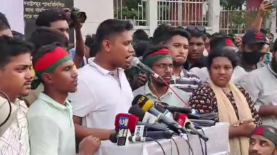 মতবিনিময় সভায় বক্তব্য দেন সমন্বয়ক হাসনাত আবদুল্লাহ