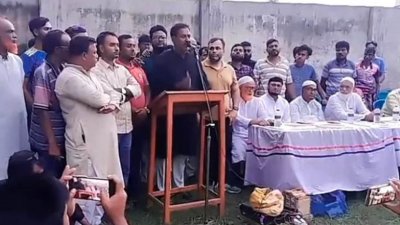 কুষ্টিয়ায় চাঁদাবাজি রোধে চালকলের মালিক ও এলাকাবাসীকে নিয়ে আয়োজিত এক সমাবেশে বক্তব্য দিচ্ছেন যুবদল নেতা আব্দুল মাজেদ