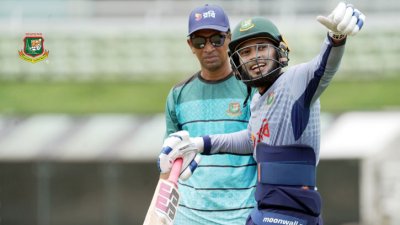 অনুশীলনে মুশফিক (ছবি: বিসিবি)