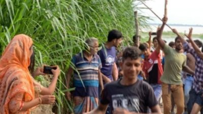 ধর্ষণের অভিযোগে ৩ জনকে পিটিয়ে পুলিশে দিলো ছাত্ররা