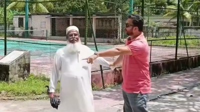 মুক্তিযোদ্ধা আব্দুর রশিদকে ধরে মারধর করেন শাওন