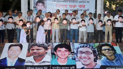 চাষাড়া কেন্দ্রীয় শহীদ মিনারে নিহতদের স্মরণে মোমশিখা প্রজ্বালন (ছবি: বাংলা ট্রিবিউন)