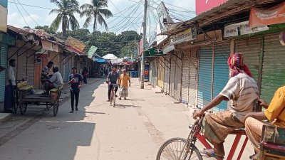 বন্ধ রয়েছে উপজেলা সদরের দোকানপাট ও ব্যবসাপ্রতিষ্ঠান (ছবি: বাংলা ট্রিবিউন)