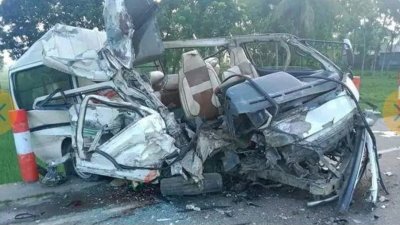 দুমড়ে-মুচড়ে যাওয়া একটি মাইক্রোবাস (ছবি: বাংলা ট্রিবিউন)