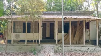 প্রখ্যাত কবি ও ঔপন্যাসিক সুনীল গঙ্গোপাধ্যায়ের পৈতৃক ভিটা