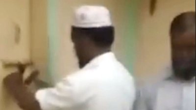 পুলিশ এসে খুলে দেয় মসজিদের তালা
