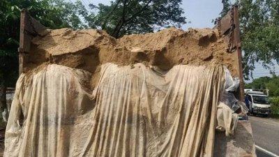 ট্রাকটি থেকে ৩০০ বস্তা ভারতীয় চিনি উদ্ধার করা হয়েছে