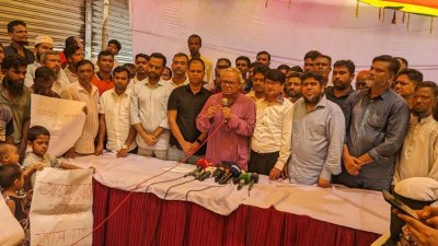সাংবাদিকদের সঙ্গে কথা বলছেন রুহুল কবির রিজভী