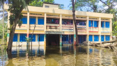 বন্যাকবলিত নোয়াখালীর বেগমগঞ্জ থানার হাজীপুর গ্রামের ‘উত্তর পশ্চিম হাজীপুর সরকারি প্রাথমিক বিদ্যালয়’ (ছবি: কাজী আশ্বাদুন নেওয়াজ রিপন)