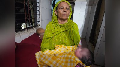 রুবেলের মায়ের কোলে নবজাতক (ছবি: বাংলা ট্রিবিউন)
