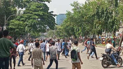 আইডিয়াল কলেজ ও ঢাকা কলেজের শিক্ষার্থীদের মধ্যে সংঘর্ষ চলছে