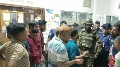 হাসপাতালে আইনশৃঙ্খলা বাহিনীর উপস্থিতি (ছবি: বাংলা ট্রিবিউন)