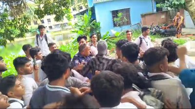 শিক্ষার্থী ওই পুলিশ কর্মকর্তাকে মারধর করেন