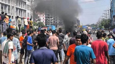 বিক্ষুব্ধ হয়ে ট্রাকে আগুন দিয়ে ঢাকা-টাঙ্গাইল মহাসড়ক অবরোধ করে বিক্ষোভ করেছেন শ্রমিকরা