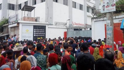 বেতন-ভাতাসহ বিভিন্ন দাবিতে গাজীপুরের কয়েকটি এলাকায় পোশাক কারখানার শ্রমিকরা মঙ্গলবার সকাল থেকে আবারও বিক্ষোভ শুরু করেছেন