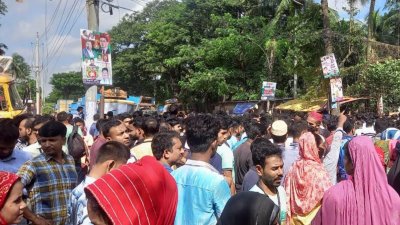 কয়েকটি দাবিতে তৈরি পোশাকশিল্পের শ্রমিকরা বিক্ষোভ করেছেন