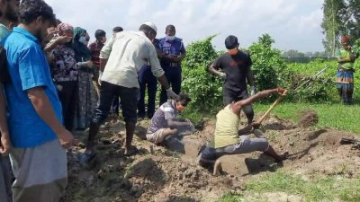 পৌরসভার বড় ডাঙ্গাপাড়া কবরস্থান থেকে লাশ উত্তোলন করা হয়