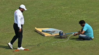 নয়ডায় ভেজা আউটফিল্ড শুকানোর চেষ্টা চলছে