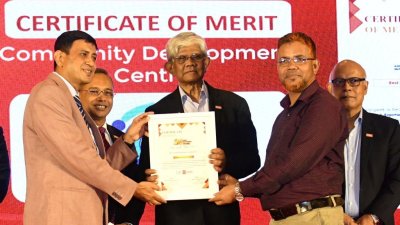 ‘২৪তম আইসিএবি ন্যাশনাল অ্যাওয়ার্ড’ অনুষ্ঠানে অর্থ, বাণিজ্য ও বিজ্ঞান ও প্রযুক্তি উপদেষ্টা ড. সালেহউদ্দিন আহমেদ (ছবি: পিআইডি)