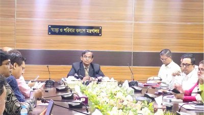 সাংবাদিকদের প্রশ্নের জবাব দিচ্ছেন স্বাস্থ্য ও পরিবার কল্যাণ মন্ত্রণালয়ের সিনিয়র সচিব এম এ আকমল হোসেন