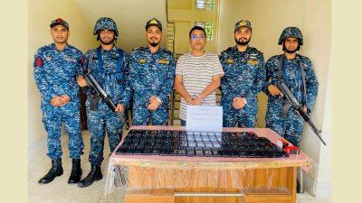 ২৭৯টি সিমকার্ড ও ৭৬টি মোবাইলসহ আটক মুনছুর উল্লাহ শিবলী (ছবি: আইএসপিআর)