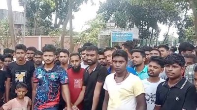 সড়কে অবস্থান নিয়েছেন শ্রমিকরা