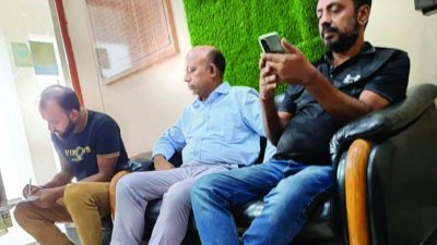 তাদের গ্রেফতার দেখিয়ে বুধবার দুপুরে ঝিনাইদহ আদালতে সোপর্দ করা হয়েছে