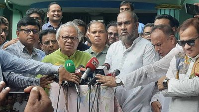 সাংবাদিকদের সঙ্গে কথা বলছেন বিএনপির সিনিয়র যুগ্ম-মহাসচিব রুহুল কবির রিজভী