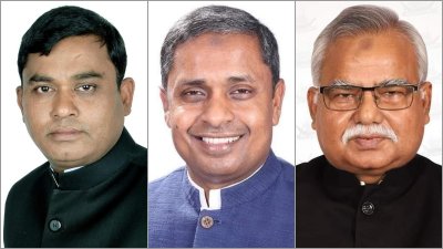 বাঁ থেকে রণজিৎ সরকার, হাবিবুর রহমান হাবিব ও শফিকুর রহমান চৌধুরী