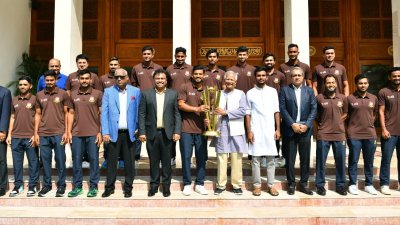 প্রধান উপদেষ্টার সঙ্গে বাংলাদেশ ক্রিকেট দল ও বোর্ডের প্রতিনিধিরা।