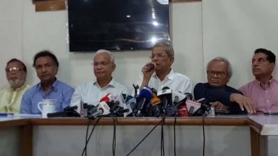 সাংবাদিকদের ব্রিফিং করছেন মির্জা ফখরুল ইসলাম আলমগীর
