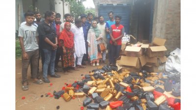 অভিযানের সময় গোডাউনে ভেজাল মবিল ও মবিল প্যাকেটজাত করার ক্যান, বিভিন্ন কোম্পানির স্টিকার পাওয়া যায়