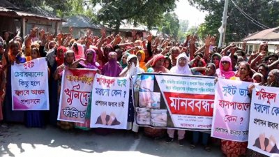 আটকের পর নির্যাতনের কারণে ওই দুজনের মৃত্যুর অভিযোগ এনে বিক্ষোভ করেছেন স্বজন এবং এলাকাবাসী