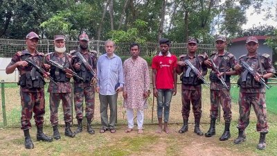 বিজিবির হাতে আটক ফজলে করিম চৌধুরীসহ তিন জন