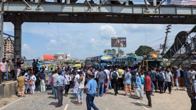 ঢাকা-চট্টগ্রাম মহাসড়কের নারায়ণগঞ্জ অংশে অবরোধ করে আন্দোলন করছেন শিক্ষার্থীরা
