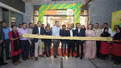 বসুন্ধরা আবাসিক এলাকায়  মীনা বাজারের নতুন  উদ্বোধন করনে জেমকন গ্রুপের পরিচালক কাজী ইনাম আহমেদ