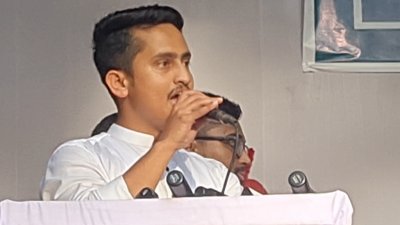 টাঙ্গাইলে ছাত্র-নাগরিক মতবিনিময় সভায় বক্তব্য দিচ্ছেন বৈষম্যবিরোধী ছাত্র আন্দোলনের অন্যতম সমন্বয়ক সারজিস আলম