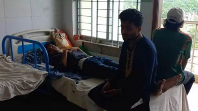 আহত হয়ে দুজন হাসপাতালে চিকিৎসা নিচ্ছেন, আরও দুজন চিকিৎসা নিয়ে বাসায় চলে গেছেন