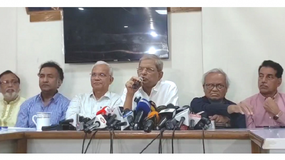 সংবাদ সম্মেলনে বক্তব্য দিচ্ছেন  বিএনপি মহাসচিব মির্জা ফখরুল ইসলাম আলমগীর